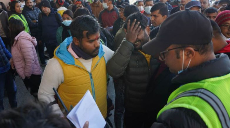 विमानस्थलप्रति दुर्घटनामा परेका यात्रीका आफन्त आक्रोशित